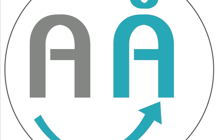 Logo for AÅ, med en stilisert sirkel og to bokstaver i blått og grått.
