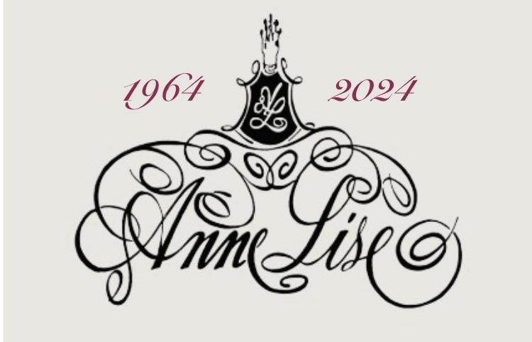 Logo med teksten "Anne Lise" i elegant skrifttype, med årstallene 1964 og 2024 over og under.