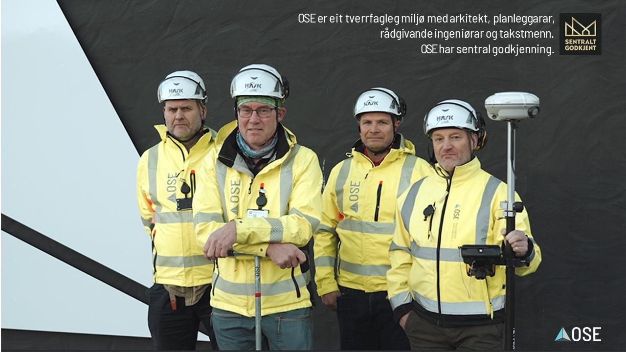 Fire menn i gule sikkerhetsjakker og hjelmer står sammen, med utstyr for måling og inspeksjon.