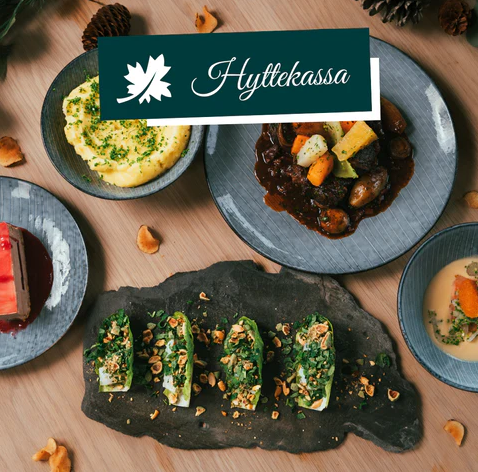 Delikat matpresentasjon med flere retter, inkludert kjøttgryte, potetmos og dessert, på en treplate.