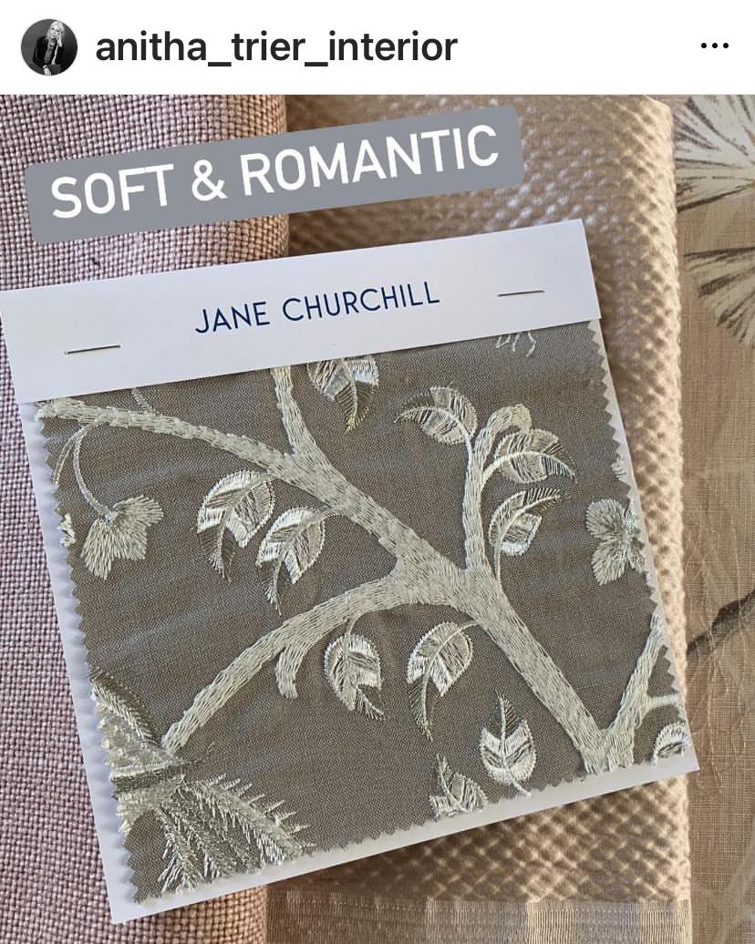 Mønsterprøve med myke, romantiske blader i grått og hvitt fra Jane Churchill.