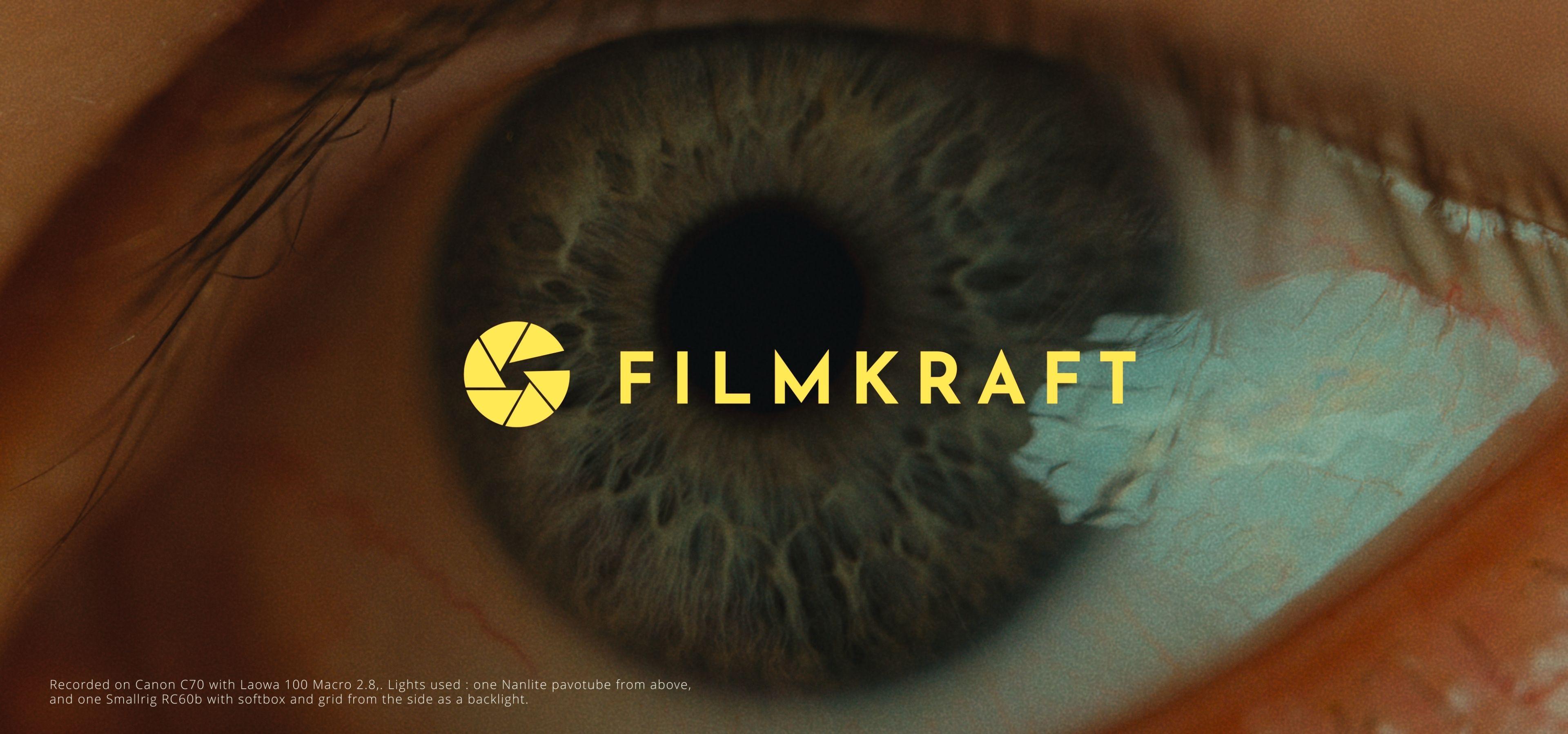 Nærbilde av et øye med en blå iris og logoen til FILMKRAFT i gult.
