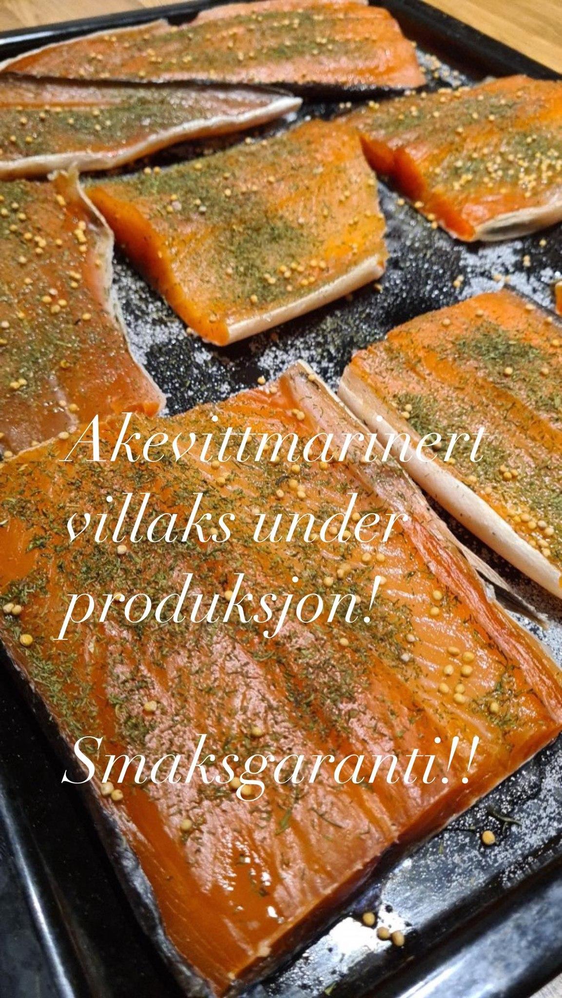 Laksefileter krydret med urter og krydder på en stekeplate, klar for tilberedning.
