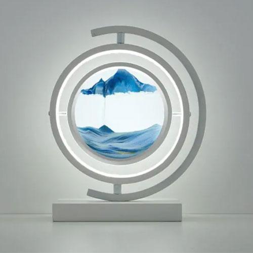 Moderne kunstverk med en sirkulær ramme og maleri av fjell og hav i blåtoner.