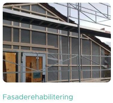 Fasade rehabilitering av bygning med stillas og delvis dekket vegg.
