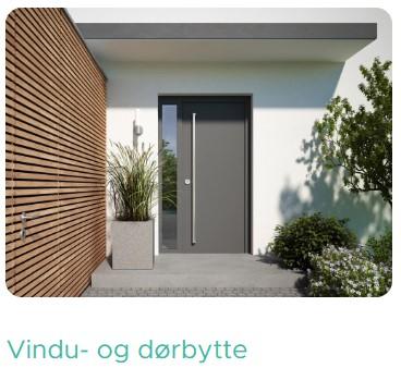 Moderne inngangsdør med glassvindu og trepanel, omgitt av planter og blomster.