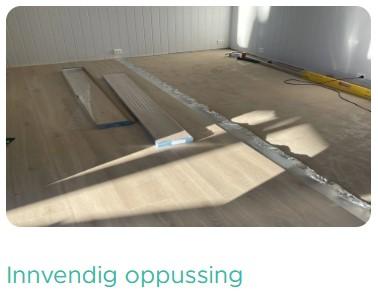 Innvendig oppussing med gulvplanker og verktøy på et lyst rom med sollys som skinner inn.