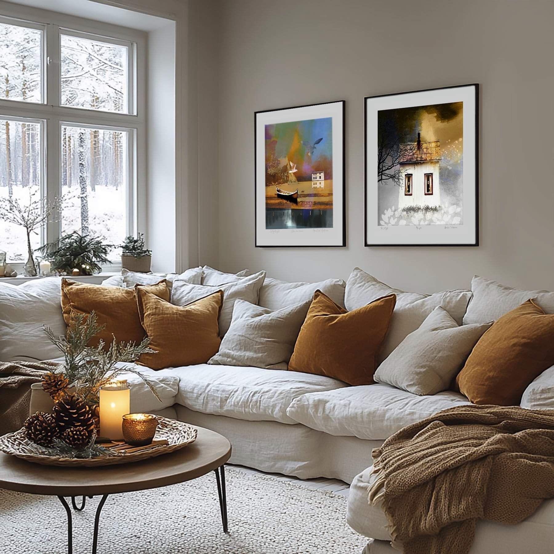 Lys stue med en hvit sofa, brune puter, et rundt bord og kunstverk på veggen, omgitt av snødekte trær utenfor.