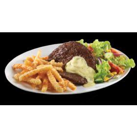 En tallerken med saftig biff, kremet saus, sprø pomfries og frisk salat med grønnsaker.