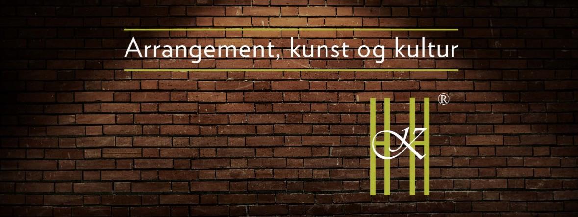 Arrangement, kunst og kultur skrevet på en murvegg med brune murstein og grafiske elementer.