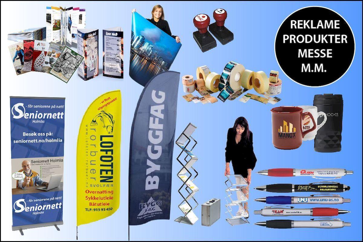 Reklameprodukter til messe, inkludert bannere, brosjyrer, kopper og penner i ulike farger og design.