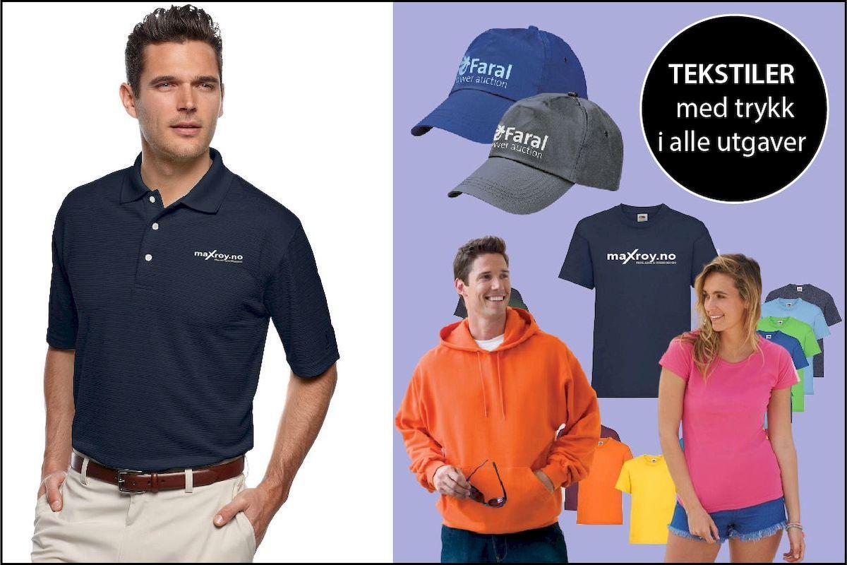 Mann i mørk polo, kvinne i t-skjorte, og caps i ulike farger med trykk, tekstilprodukter til salgs.