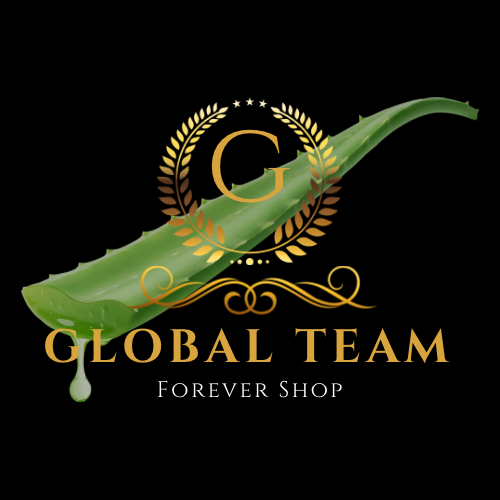 Aloe vera-blad med dråper, med teksten "Global Team Forever Shop" i gullfarge på svart bakgrunn.