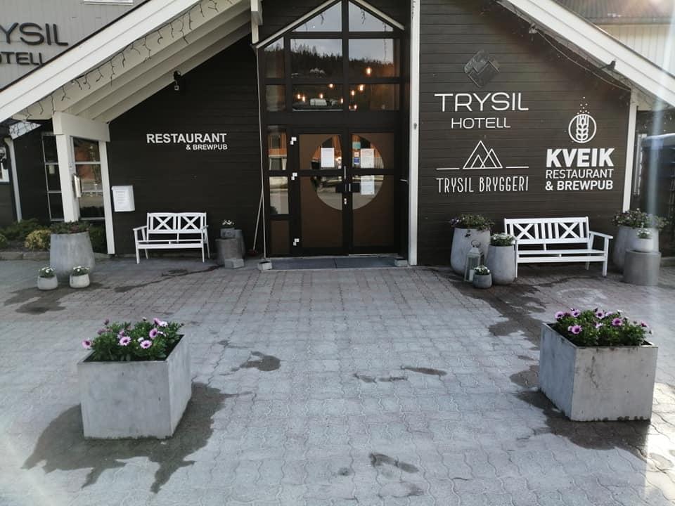 Inngangen til Trysil Hotell med restaurant og planter foran bygningen.