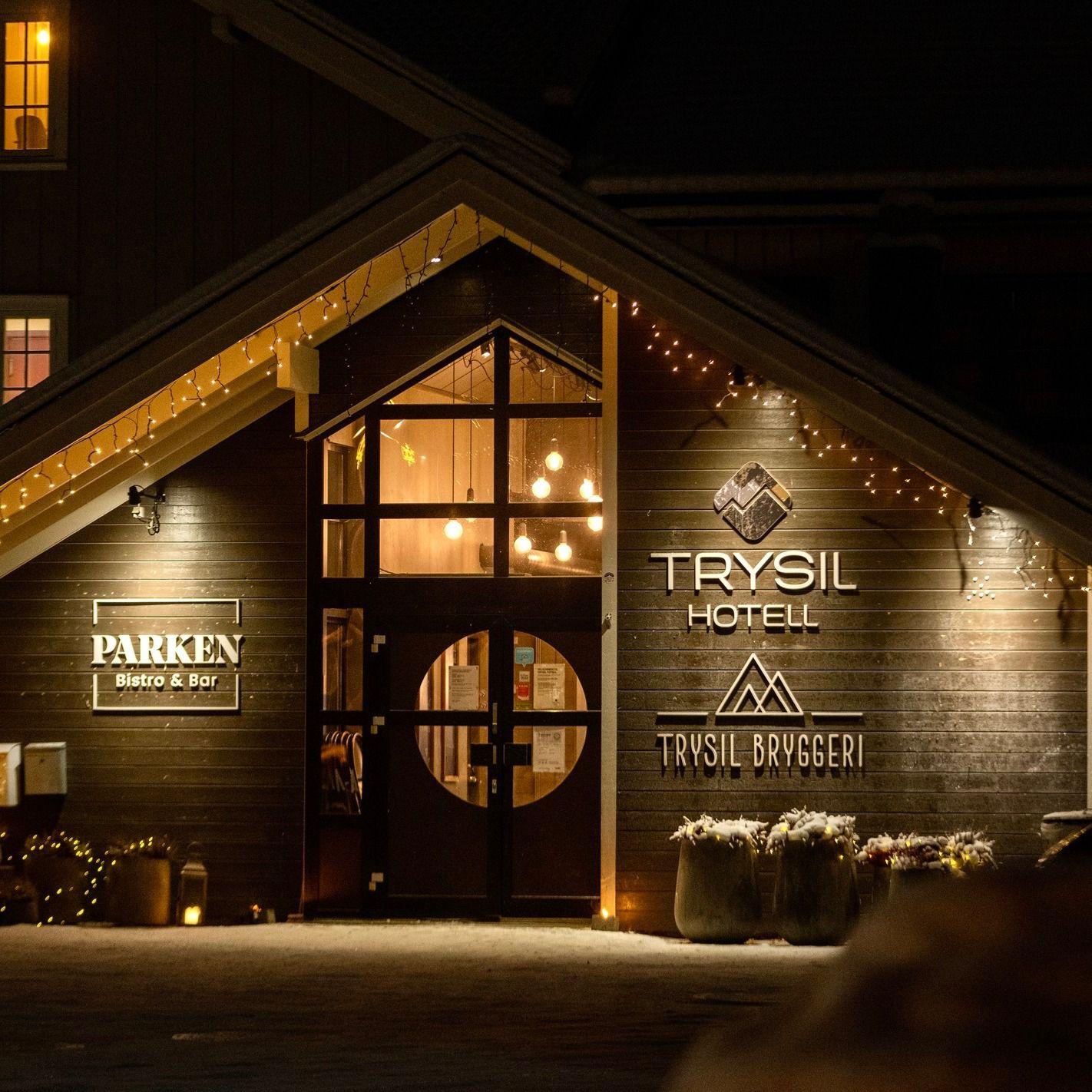 Inngangen til Trysil Hotell med lysdekorasjoner og skilt for Parken Bar & Grill.