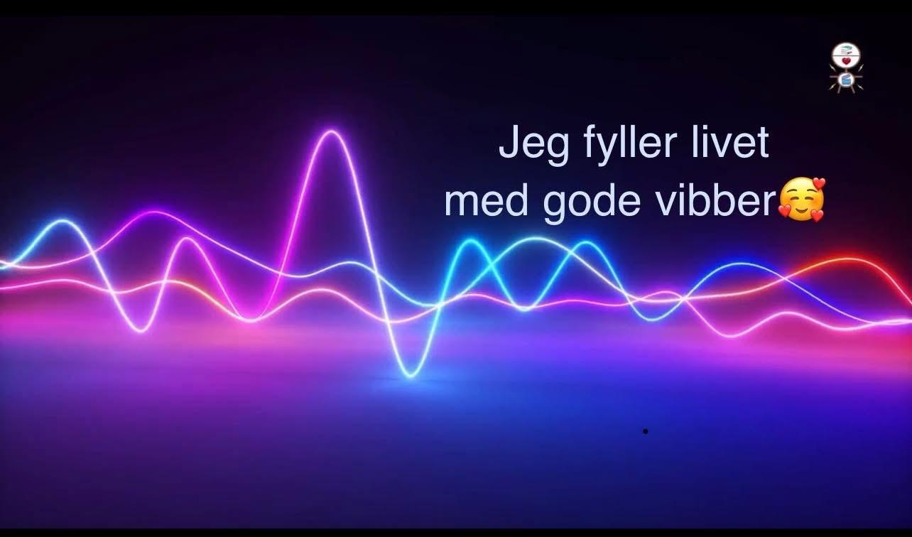 Bølgeformede lys i rosa og blått med teksten "Jeg fyller livet med gode vibber" i bakgrunnen.