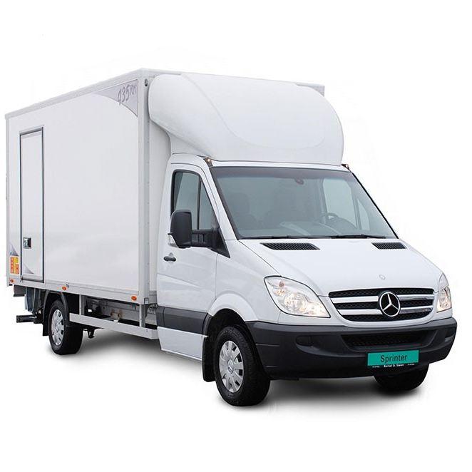 En hvit lastebil med lukket kasse, merket med Mercedes, står på en hvit bakgrunn.