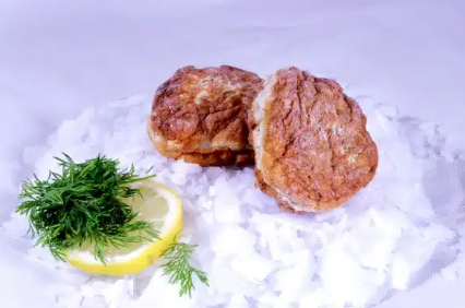 To fiskekaker på is med sitron og dill.