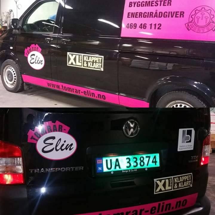 En varebil med logoen til Tomrar-Elin, byggherre og energirådgiver, med telefonnummer og nettside.