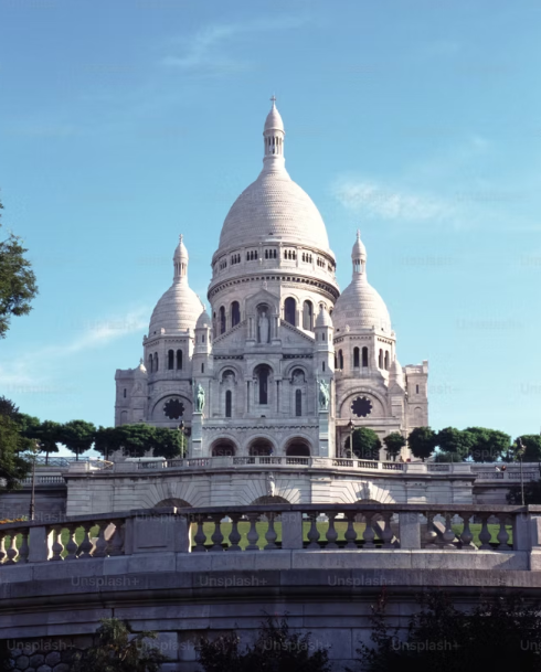 Basilikaen Sacré-Cœur i Paris med sin karakteristiske kuppel og vakre omgivelser.