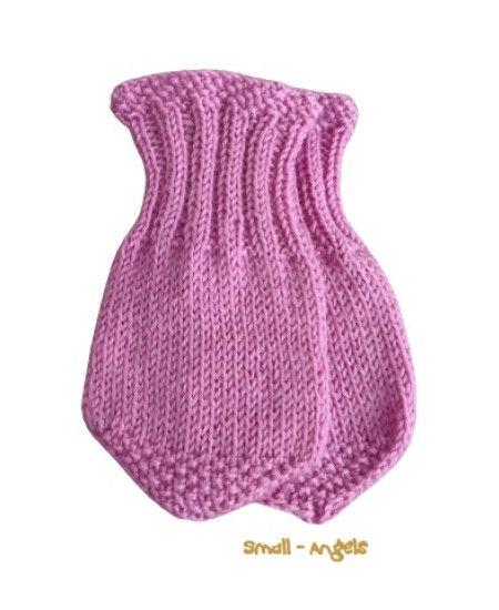 Lys rosa strikkede sokker med ribbestrikket mønster, perfekt for små føtter.