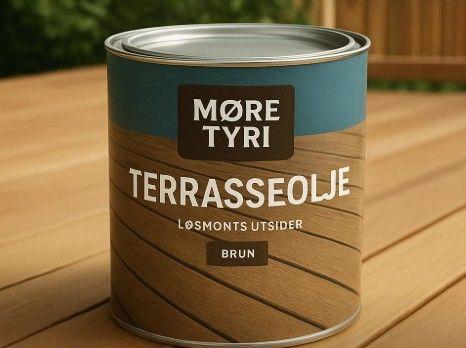 Boks med Møre Tyri terrasseolje i brun farge, plassert på et trebord i et utendørs miljø.