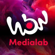 Logoen til Medialab med fargerike, abstrakte bakgrunner i rosa og lilla nyanser.