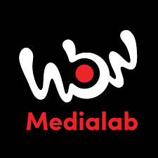 Logoen til HBN Medialab med en rød prikk og hvite bokstaver på svart bakgrunn.
