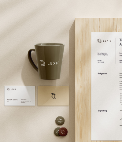 Kaffekopp, visittkort og brevpapir med logoen til Lexis på et lyst bord.