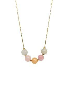 Et elegant halskjede med fem fargede perler i rosa, gul, hvit og beige på en tynn gullkjede.