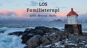 Lysende fyrtårn på klipper ved havet, med tekst om familieterapi i bakgrunnen. Dramatiske skyer og bølger.