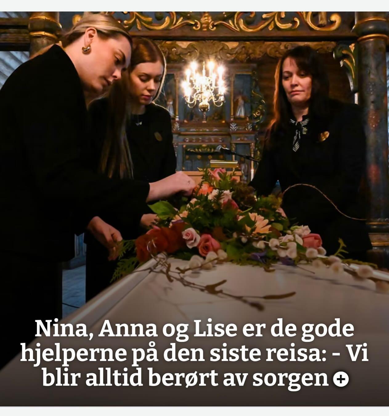 Tre kvinner legger blomster på en kiste under en seremoni, med fokus på omsorg og respekt for avdøde.