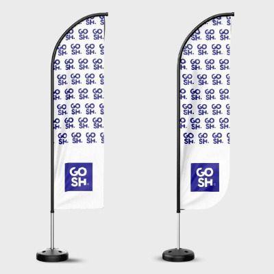 To flagg med teksten "GO SH." i blått på hvit bakgrunn, plassert på svarte stenger.