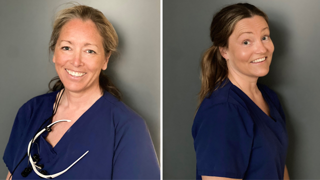 En smilende kvinne i blå arbeidsdrakt med briller hengende rundt halsen, poserer foran en grå bakgrunn.