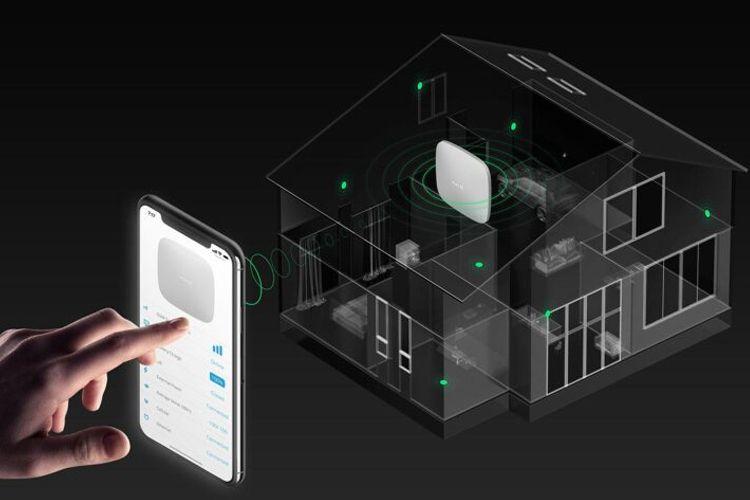 En hånd som bruker en app på en telefon for å kontrollere smarte enheter i et moderne hus.