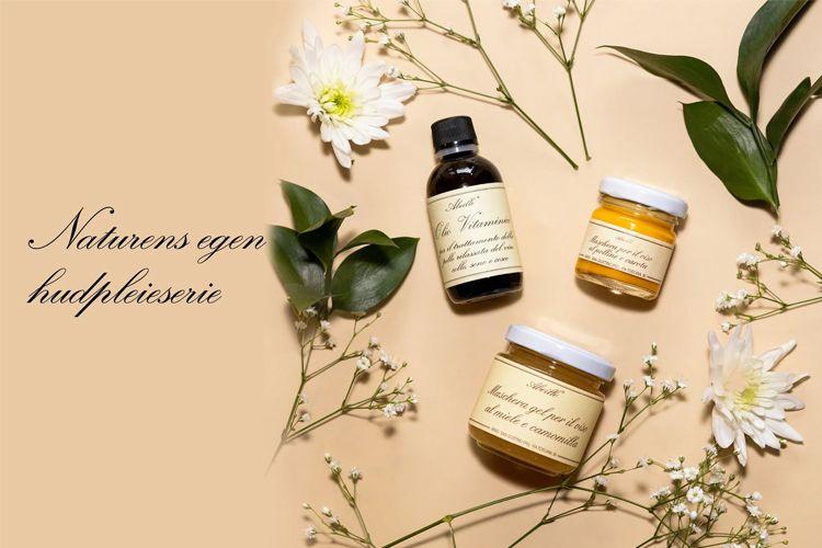 Naturlige hudpleieprodukter med blomster og grønne blader på en lys bakgrunn.