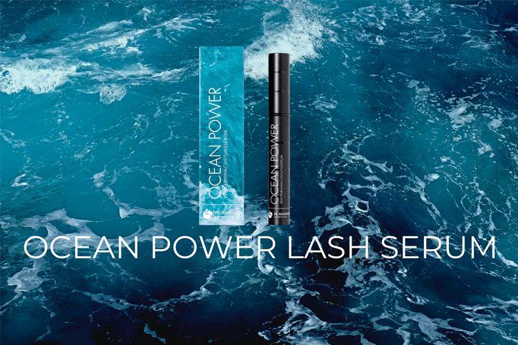 Ocean Power øyevippeserum med blå emballasje på bakgrunn av bølger i havet.