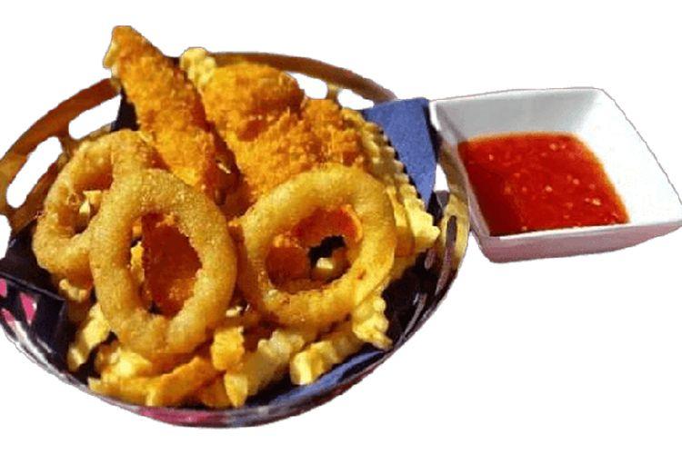 En kurv med sprø fiskefileter, løkringer og pommes frites, servert med en liten skål med chilisaus.