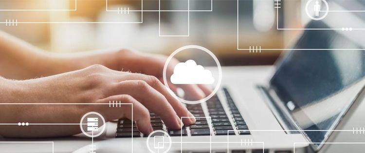 Hender som skriver på en laptop med skyteknologi og digitale ikoner i bakgrunnen.