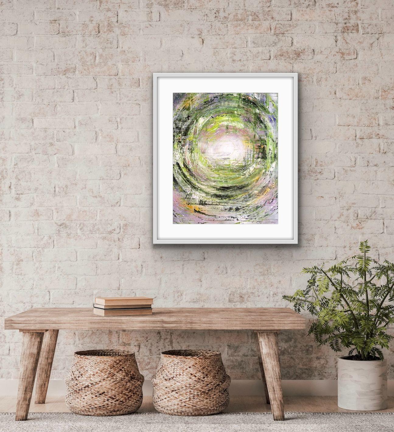 Moderne kunstverk i ramme på murvegg, med en trebenk og planter i kurver i forgrunnen.