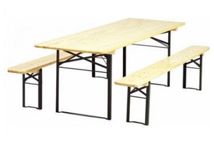 Et lyst trebord med benker i metall, perfekt for utendørs sammenkomster og piknik.