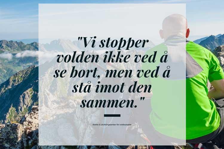 En person i grønn jakke står på en fjelltopp med utsikt over fjell og skyer, med sitat om å stå imot vold.