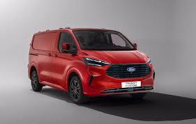 Rød Ford varebil med moderne design, stående på en grå bakgrunn.