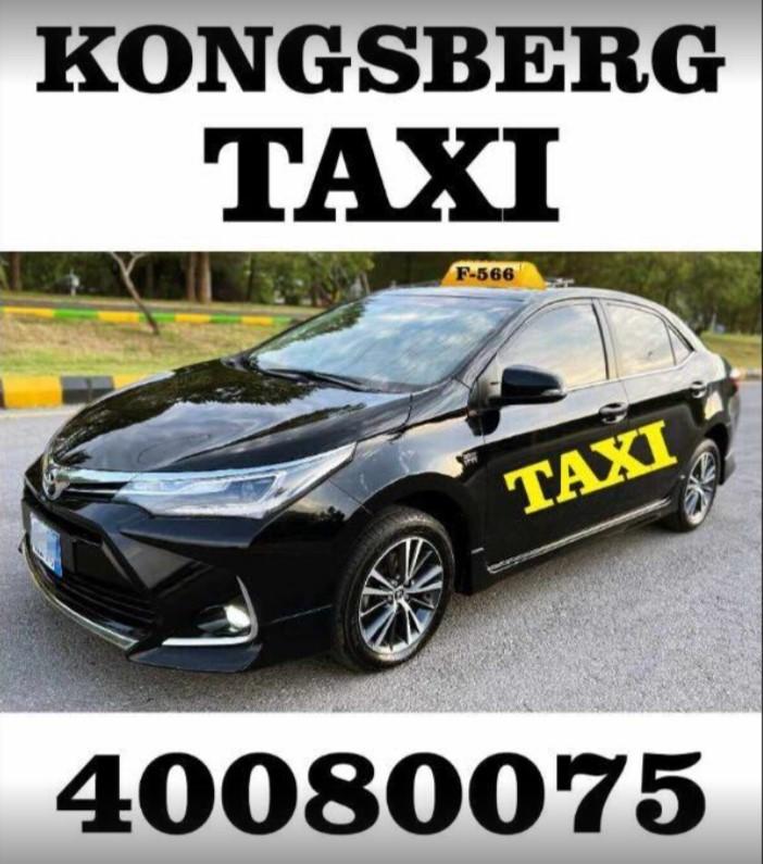 Svart taxi med teksten "Kongsberg Taxi" og telefonnummeret 40080075 på taket.
