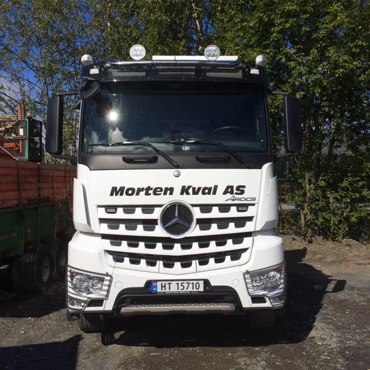 En hvit lastebil fra Morten Kval AS med tydelig logo og registreringsnummer HT 15710.