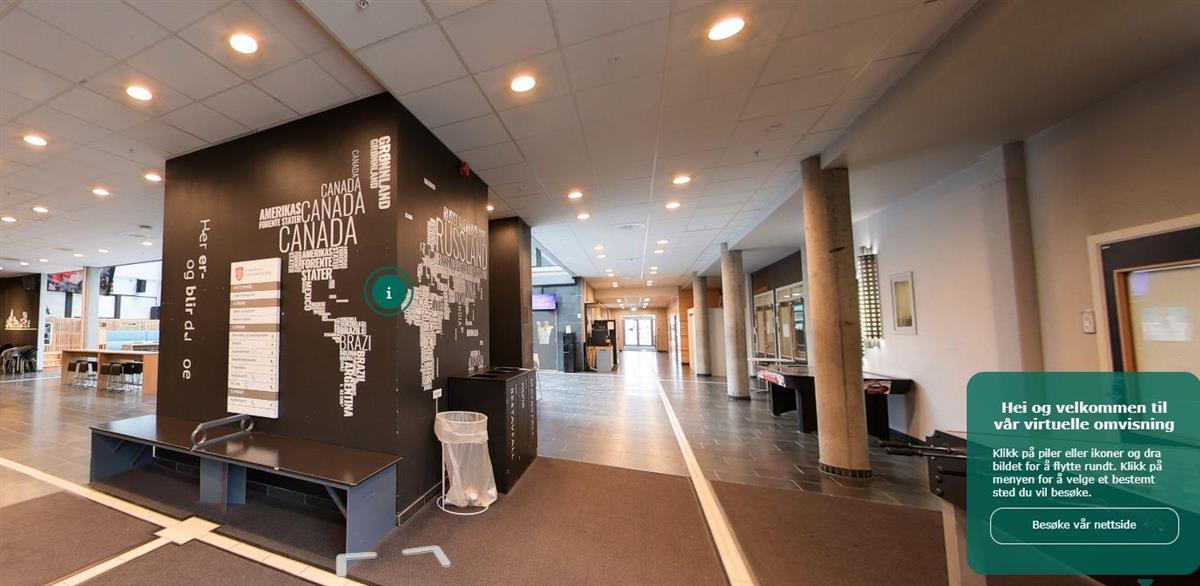 Moderne inngangsparti med verdenskart og informasjonstavler i en lys bygning.