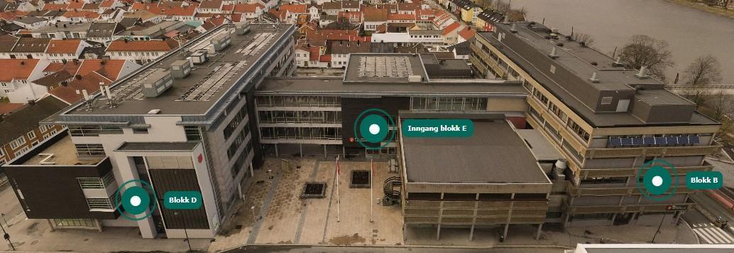 Oversiktsbilde av moderne bygninger med takterrasser og tilstøtende områder i en by.
