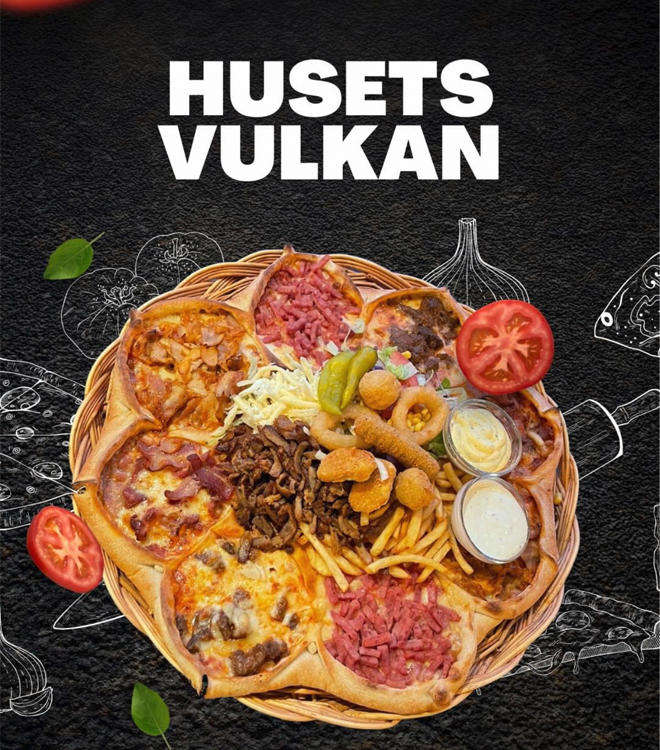 En stor tallerken med forskjellige pizzaer, pommes frites, salat og dipp, dekorert med grønnsaker.