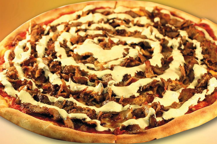 En pizza med kebabkjøtt og hvit saus, dekorert med spiralformede striper av saus på en gyllen bakgrunn.
