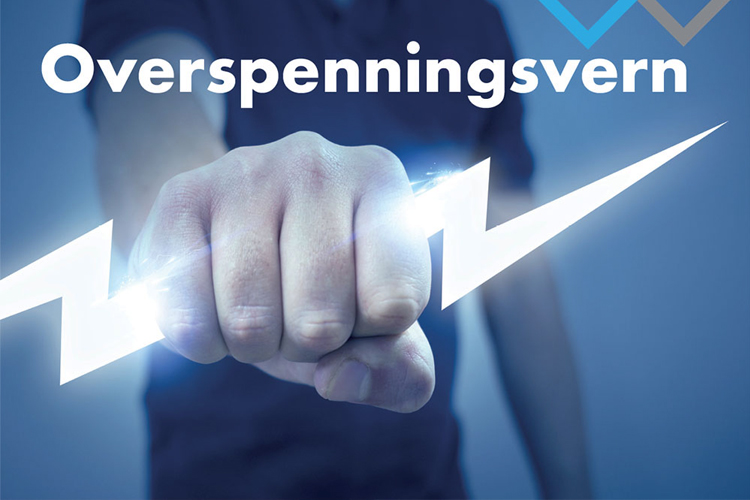 Hånd som holder en lynlignende figur, med teksten "Overspenningsvern" i bakgrunnen.